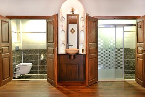 Suite | Bathroom | Shower, free toiletries, hair dryer, slippers - Uluhan Otel (Amasya)