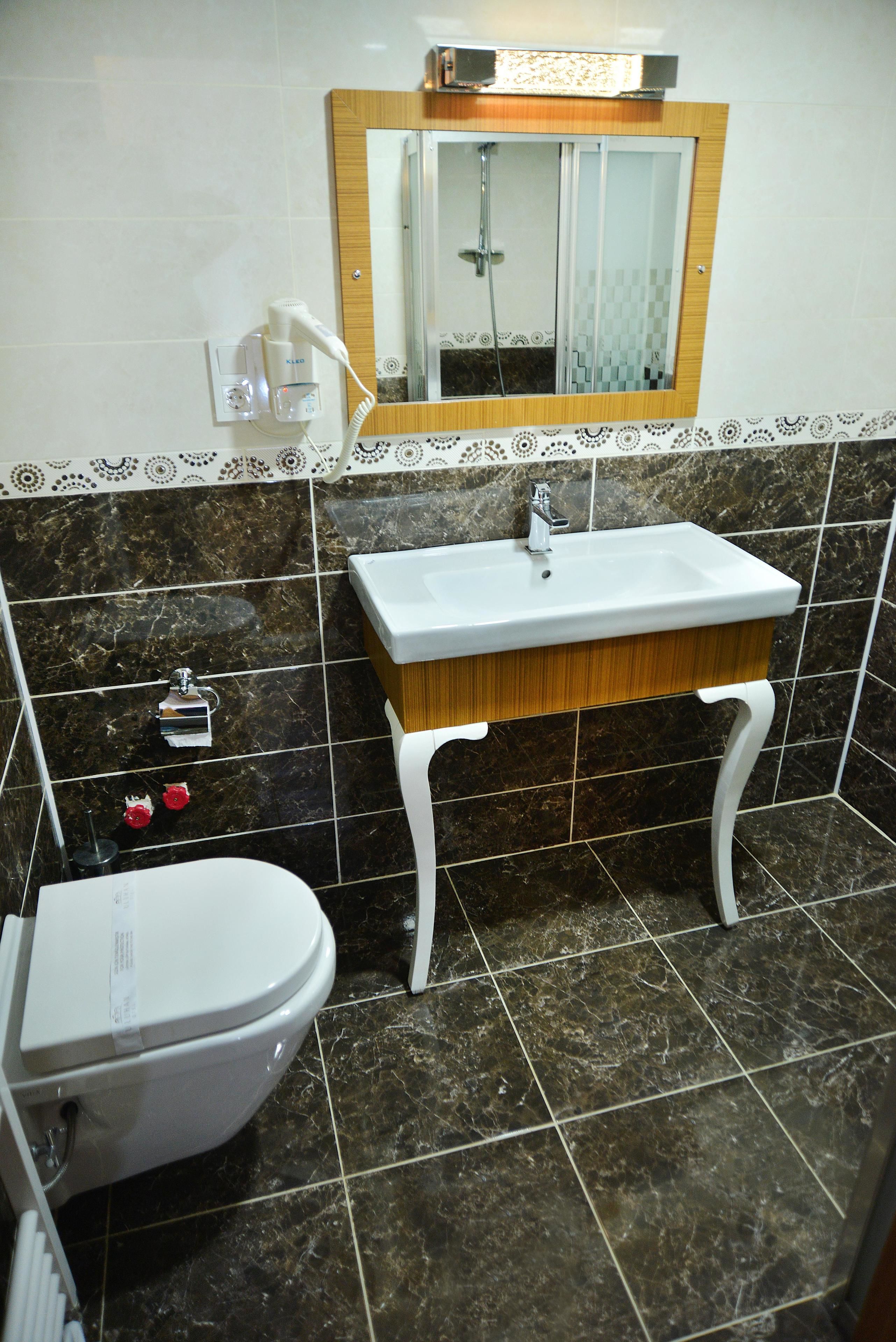 triple room | bathroom | shower, free toiletries, hair dryer, slippers