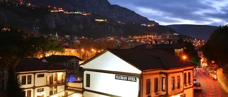 Façade de l’hébergement - soirée/nuit