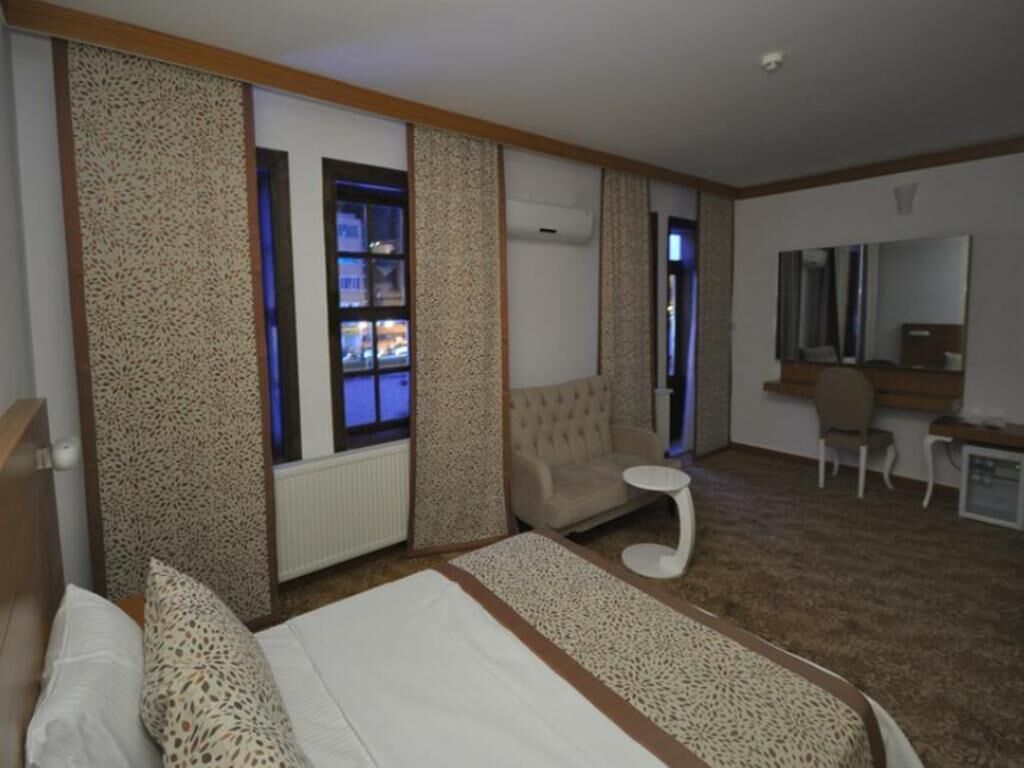 Minibar, desk, soundproofing, free cribs/infant beds