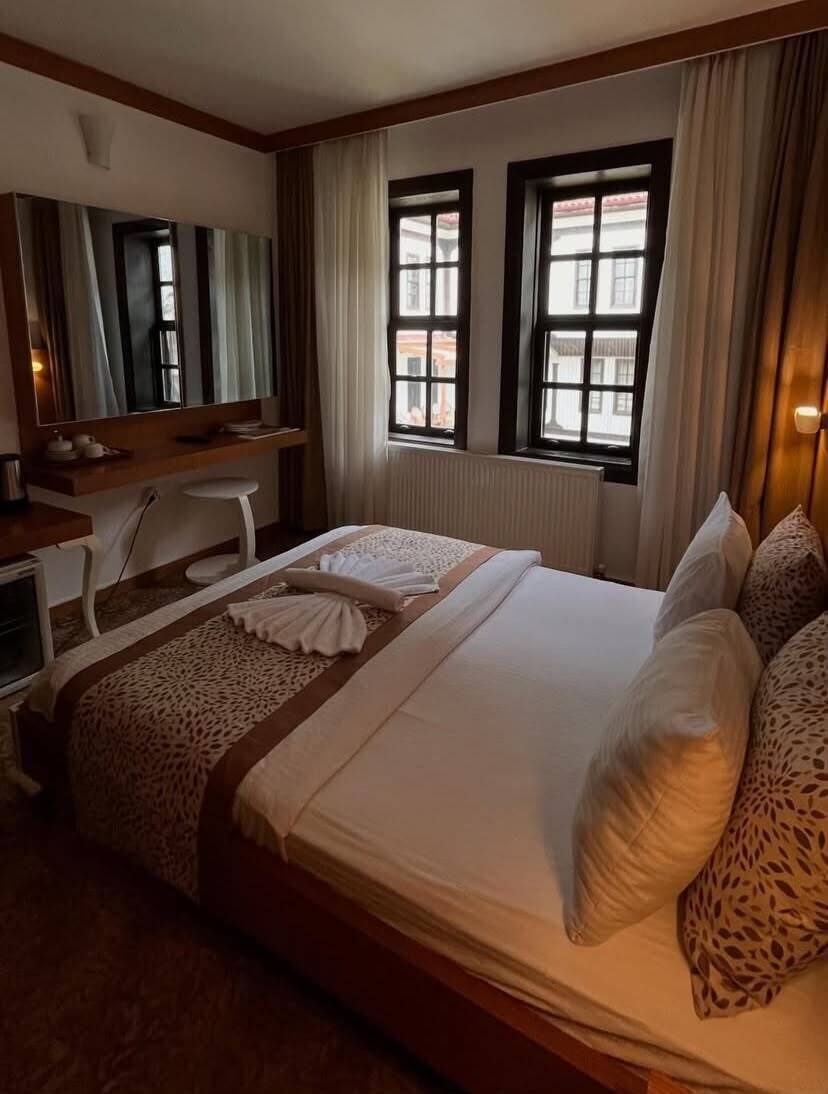 Minibar, desk, soundproofing, WiFi (free)