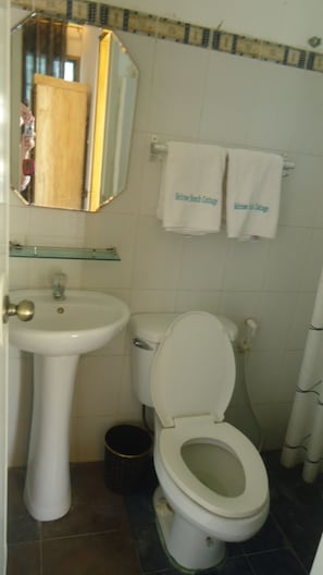 Quarto conforto, 1 cama Queen, para não fumantes, vista para a praia | Banheiro | Chuveiro com efeito de chuva, bidê, toalhas de banho, sabonete