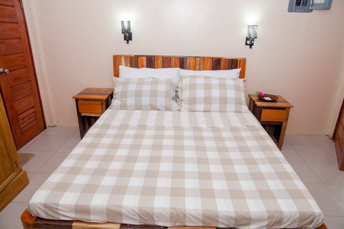 Quarto conforto, 1 cama Queen, para não fumantes, vista para a praia | Roupas de cama premium, espaço de trabalho para notebook