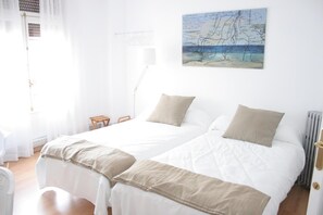 Escrivaninha, cortinas blackout, berços (sobretaxa)