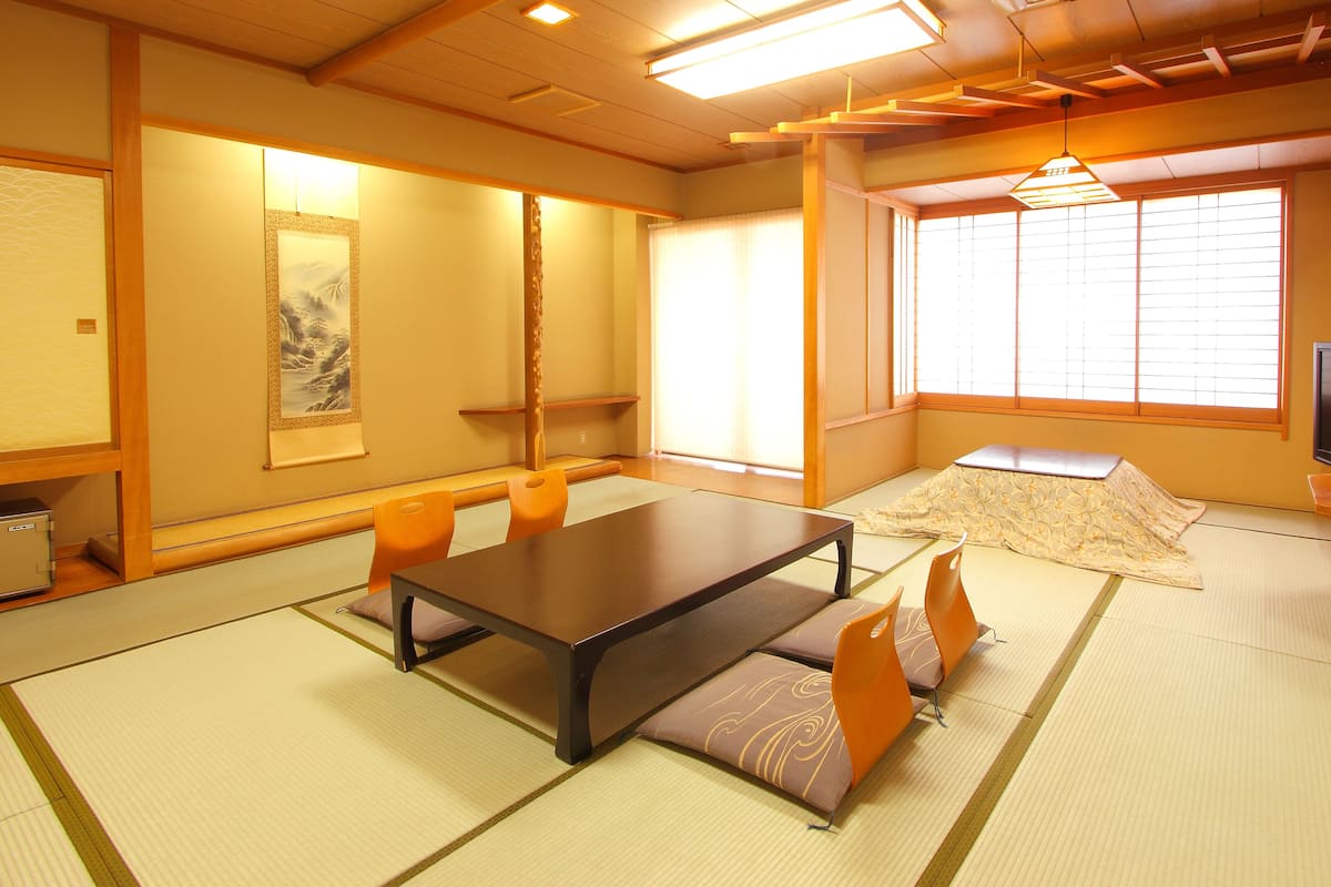 Kamar Tradisional (Japanese Style, 15 Tatami-mats) | Brankas, Wi-Fi gratis, dan seprai linen
