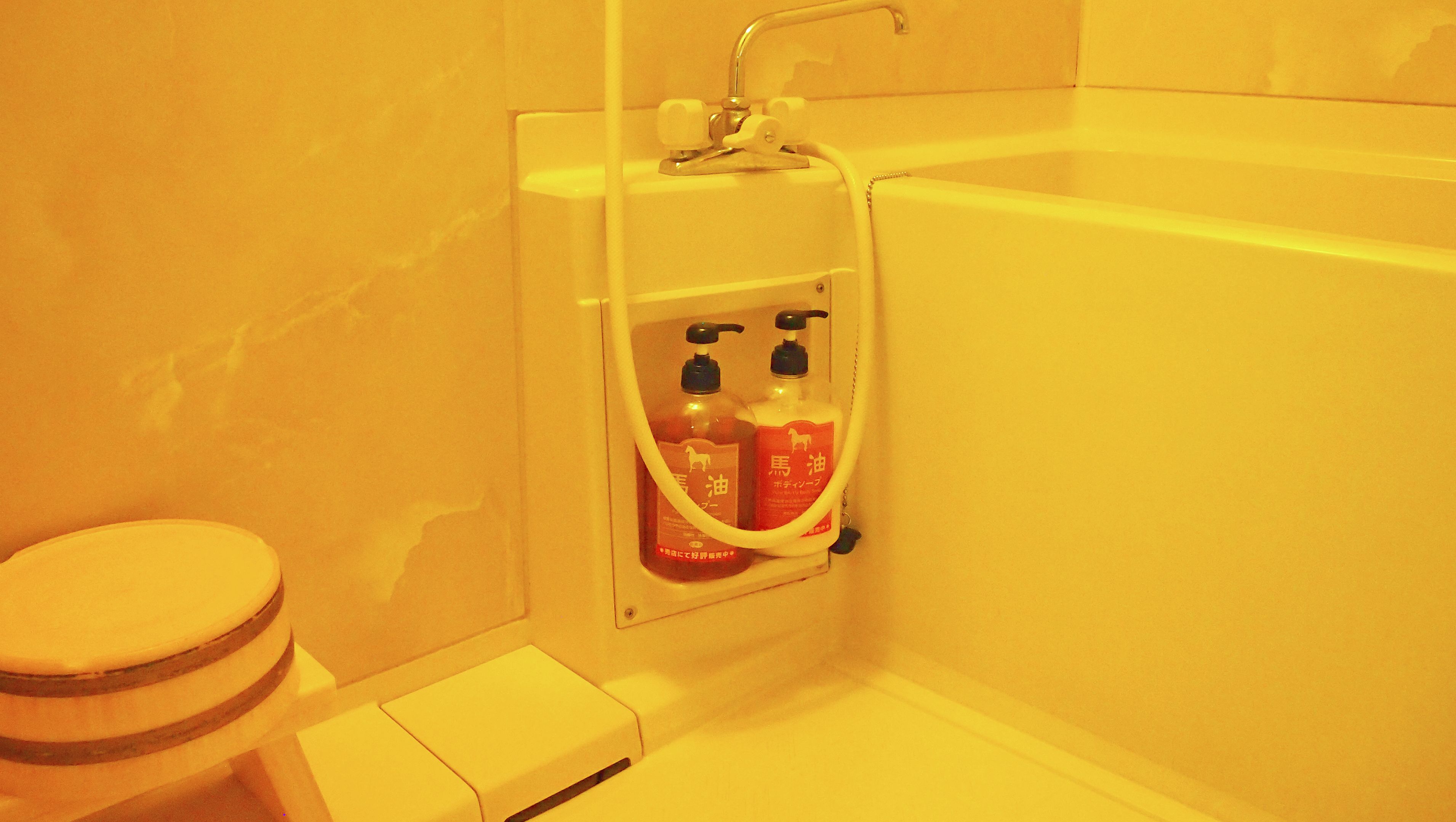 Un baño con inodoro, lavabo y zona de ducha.