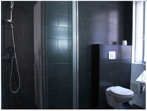 Vierpersoonskamer, 1 slaapkamer | Badkamer | Een douche, gratis toiletartikelen, een haardroger, handdoeken