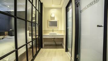 Ilmaiset hygieniatuotteet, hiustenkuivaaja, kylpytakit, tohvelit