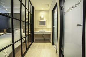 Ilmaiset hygieniatuotteet, hiustenkuivaaja, kylpytakit, tohvelit