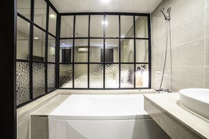 免费洗浴用品、吹风机、浴袍、拖鞋