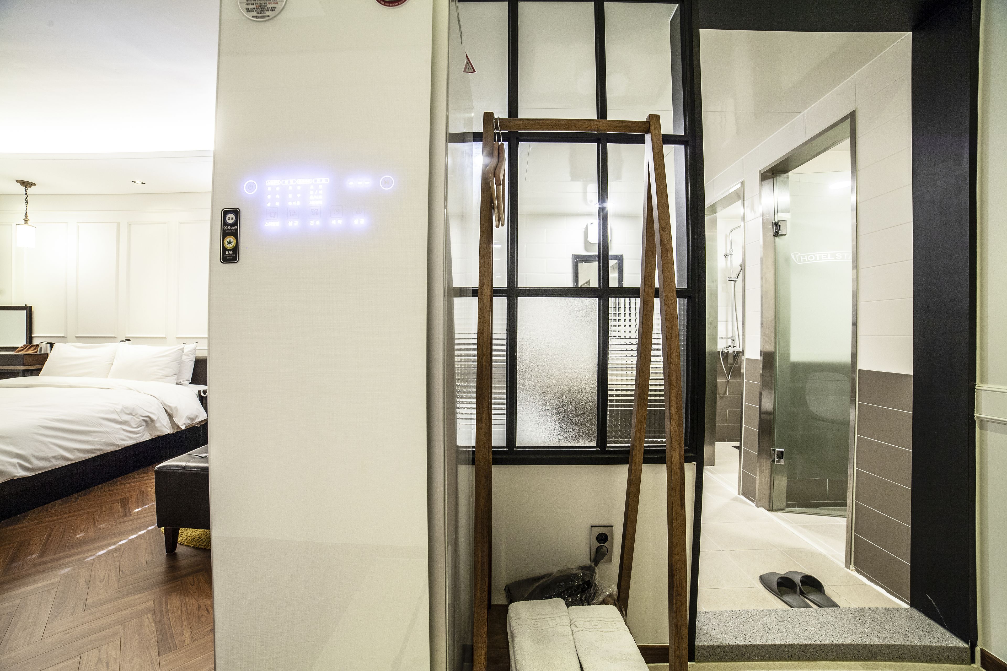 1 多间卧室、高档床上用品、羽绒被、办公桌