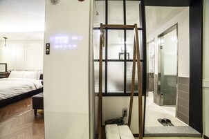 1 habitación, ropa de cama de alta calidad, cubrecamas y escritorio 