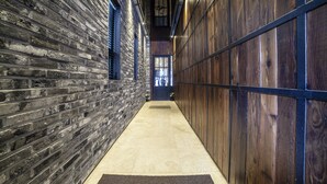 Un pasillo con una pared de ladrillo en un lado y paneles de madera en el otro.