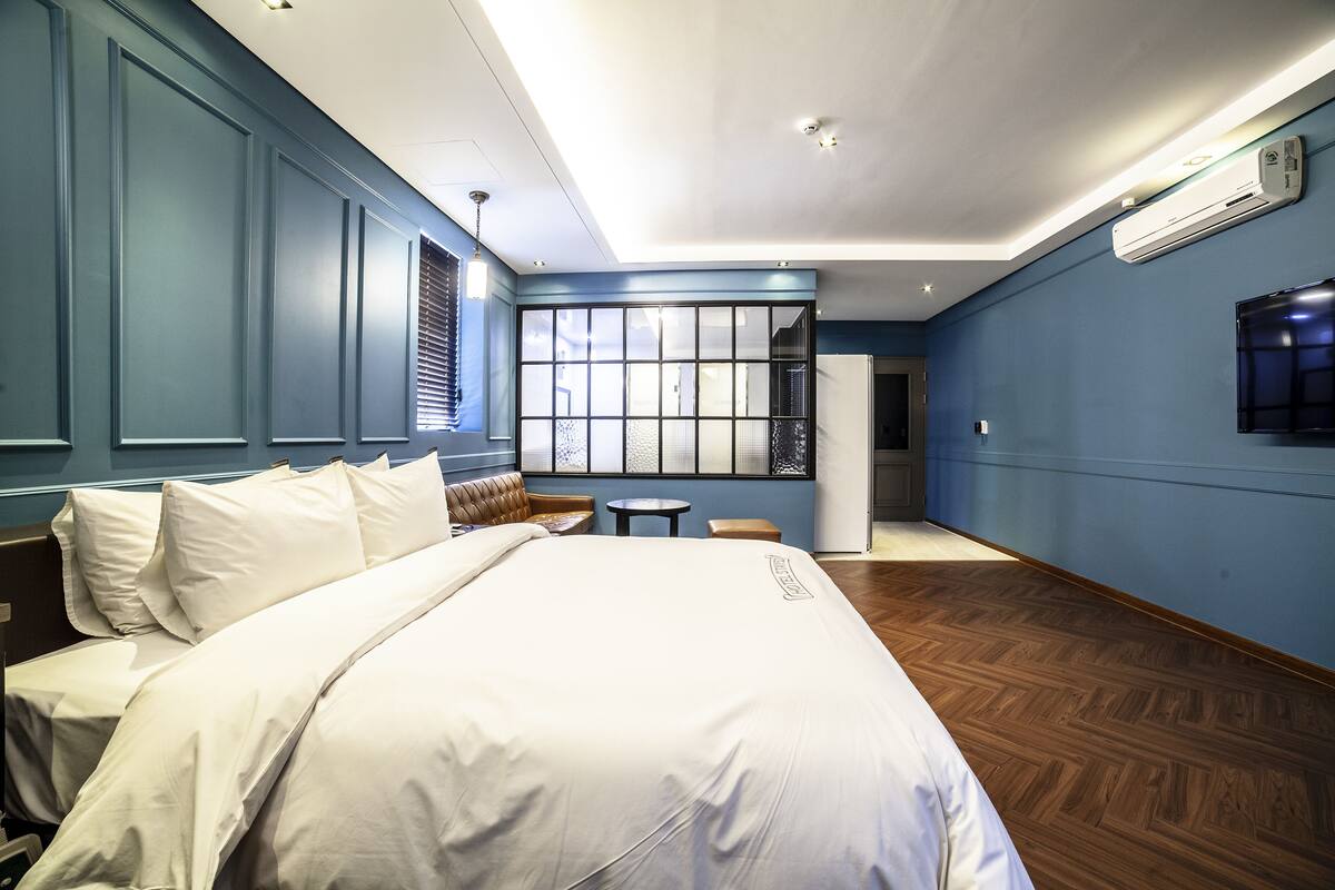 1 bedroom, premium bedding, down duvets, desk