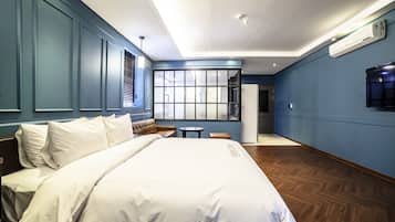 1 Schlafzimmer, hochwertige Bettwaren, Daunenbettdecken, Schreibtisch