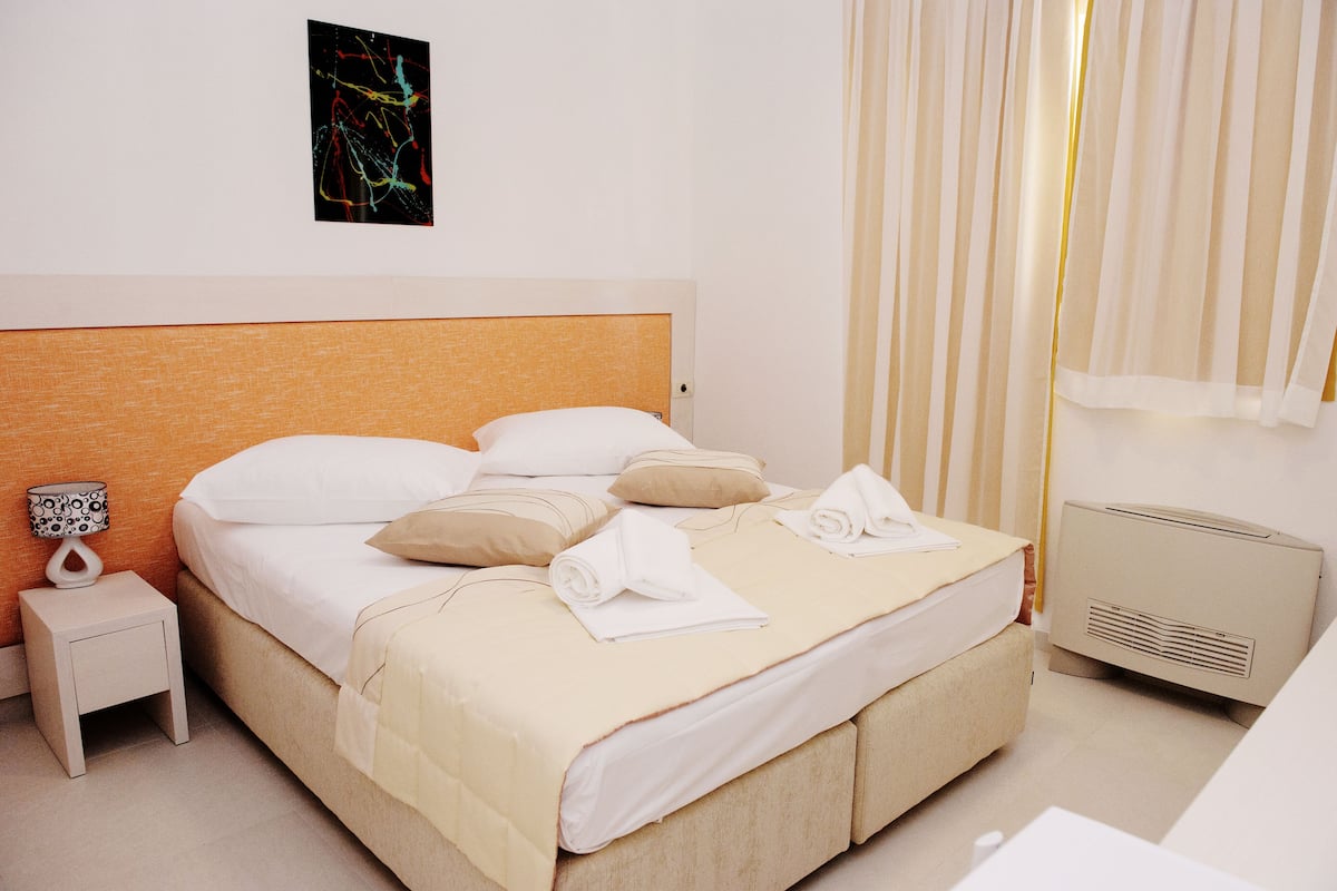 Doppel- oder Zweibettzimmer, Balkon | 1 Schlafzimmer, hochwertige Bettwaren, Zimmersafe, Schreibtisch
