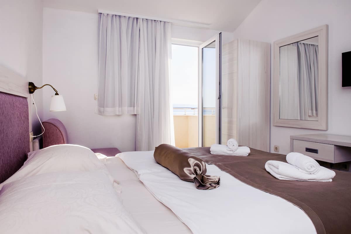 1 Schlafzimmer, hochwertige Bettwaren, Zimmersafe, Schreibtisch