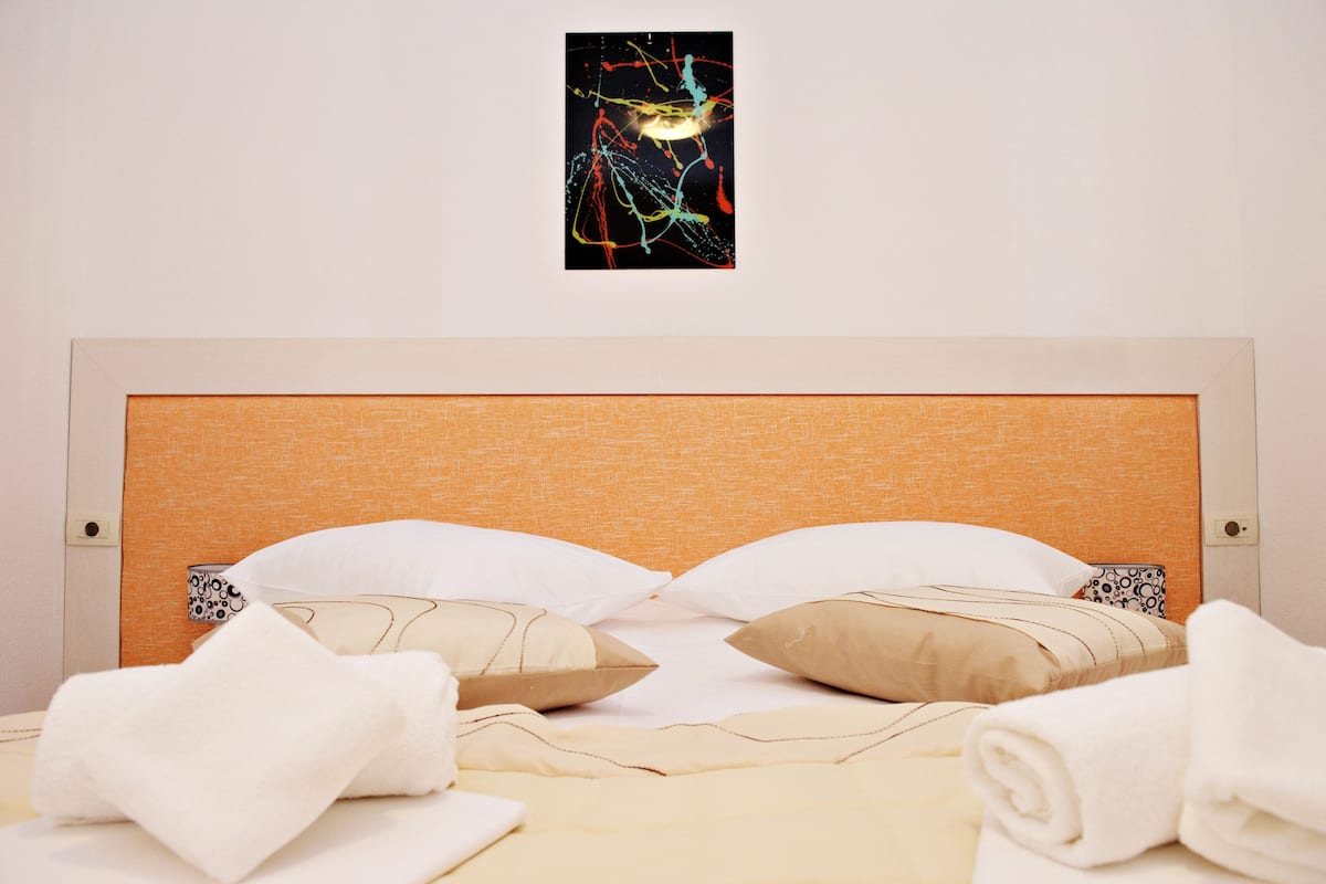 1 Schlafzimmer, hochwertige Bettwaren, Zimmersafe, Schreibtisch