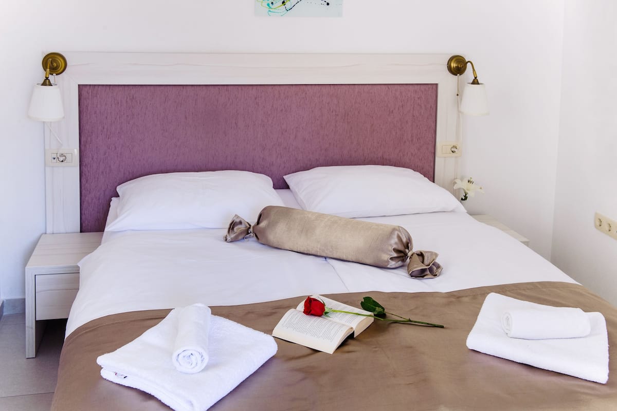 Studio, balkon, gedeeltelijk uitzicht op zee | 1 slaapkamer, luxe beddengoed, een kluis op de kamer, een bureau