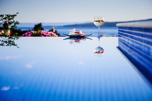 2 outdoor pools, pool umbrellas, pool loungers - Villa Palloma (Baska Voda)