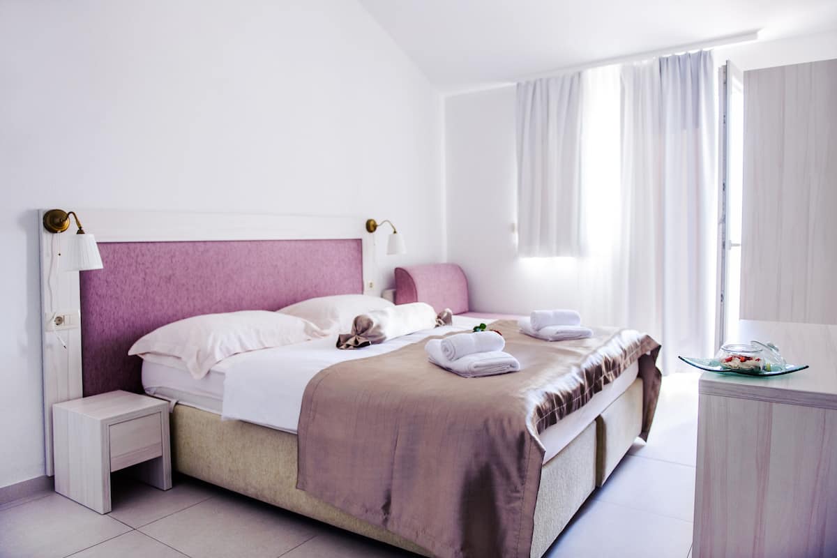 Studio, balkon, uitzicht op zee | 1 slaapkamer, luxe beddengoed, een kluis op de kamer, een bureau