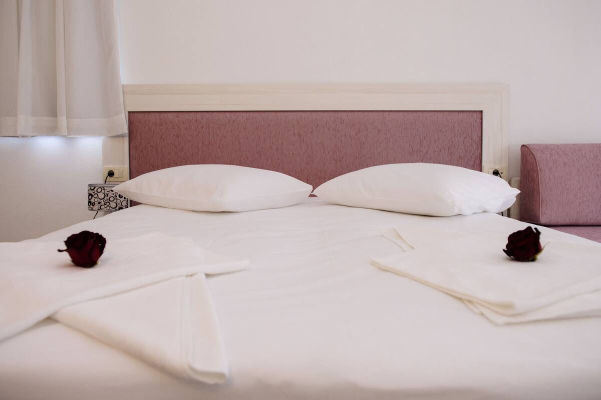 1 Schlafzimmer, hochwertige Bettwaren, Zimmersafe, Schreibtisch
