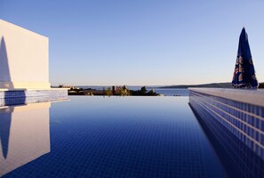 2 outdoor pools, pool umbrellas, pool loungers - Villa Palloma (Baska Voda)