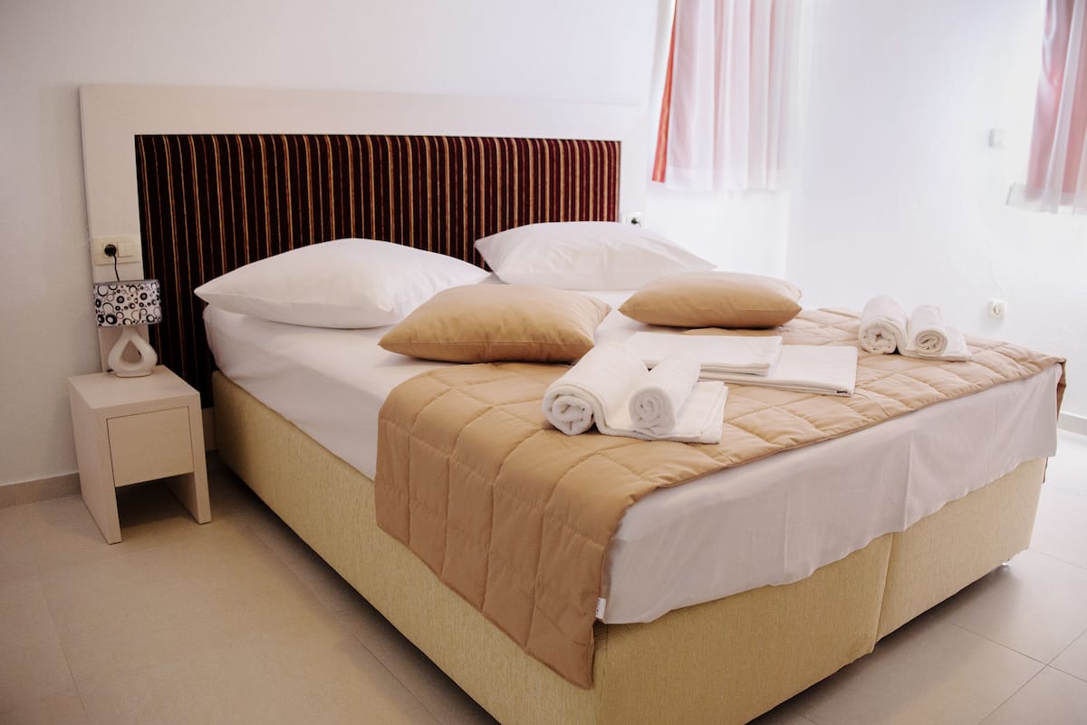 1 Schlafzimmer, hochwertige Bettwaren, Zimmersafe, Schreibtisch