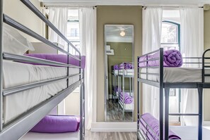 In-room safe, iron/ironing board, free WiFi, bed sheets - Hostel Seven Hills (Lisbon)