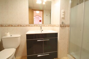 Apartment, 3 Bedrooms, Partial Sea View | Bathroom