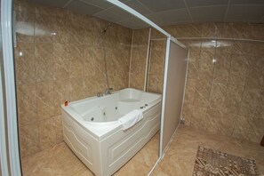 Indoor spa tub
