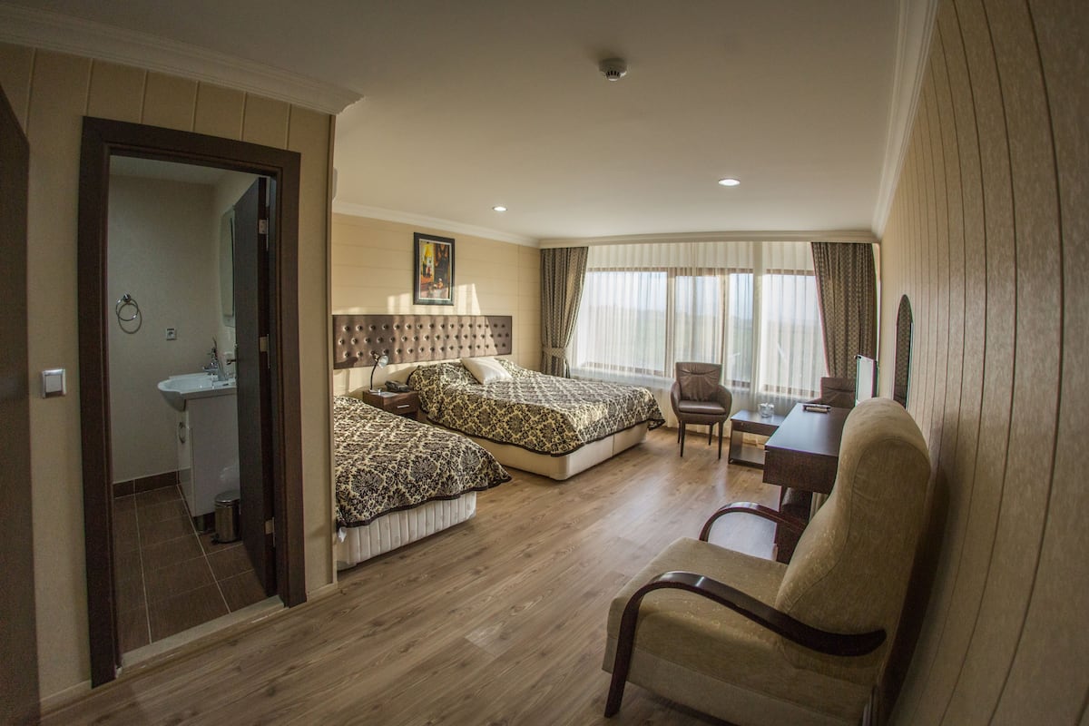 Premium bedding, in-room safe, desk, blackout drapes