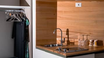 Habitación doble estándar | Cocina privada | Refrigerador, parrilla de estufa y tetera eléctrica