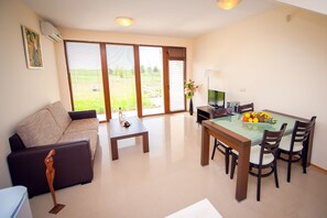 Villa, 2 Schlafzimmer, Kochnische | Wohnbereich | Flachbildfernseher