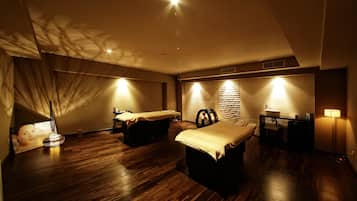 Couples treatment room(s), sauna, hot tub, steam room