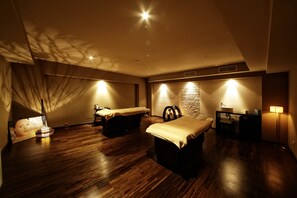 Ruang perawatan pasangan, sauna, hot tub, dan ruang uap