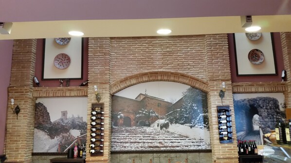 Petit déjeuner, déjeuner et dîner servis sur place