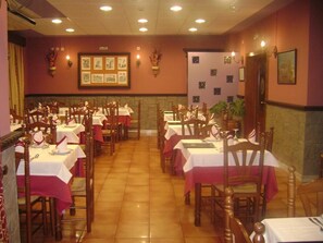 Petit déjeuner, déjeuner et dîner servis sur place