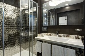 Dusche, kostenlose Toilettenartikel, Haartrockner, Bademäntel