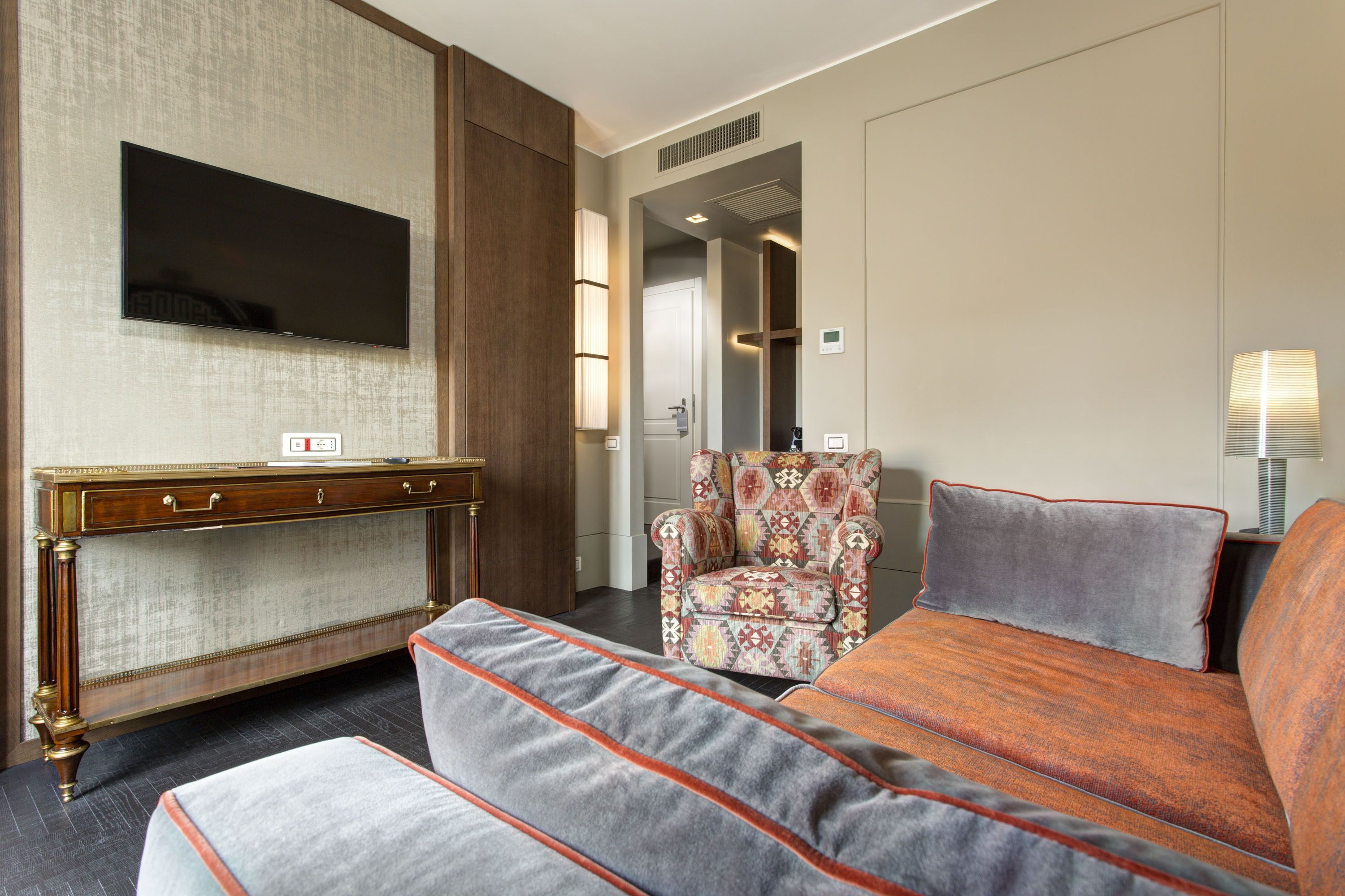 suite | living area | 42-inch flat-screen tv with satellite channels, tv