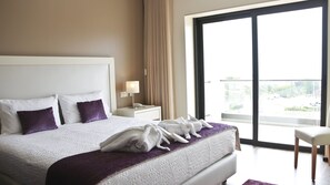 Minibar, coffres-forts dans les chambres, bureau, rideaux occultants