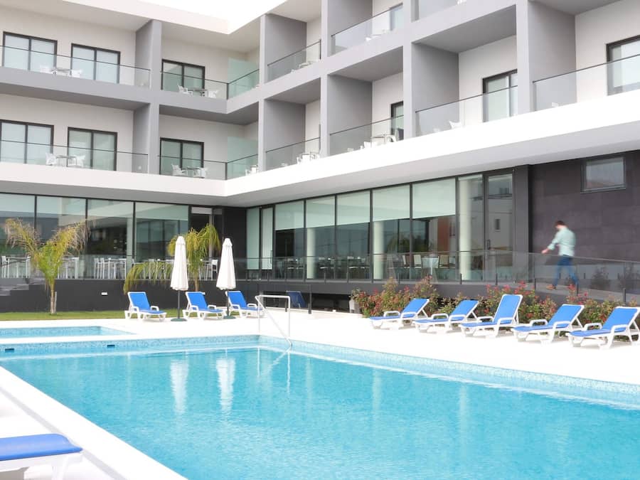 Piscina externa sazonal, funciona das 9h às 19h, guarda-sóis