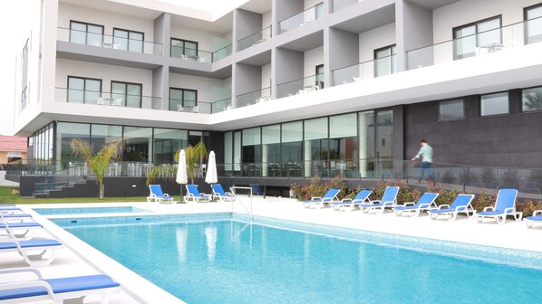 Piscine extérieure (ouverte en saison), parasols de plage