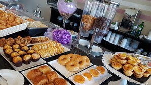 A buffet with various pastries and desserts, including croissants, bagels, and tarts. - Monte Lírio Hotel (Espinho)
