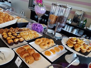 Petit déjeuner buffet (12 EUR par personne)