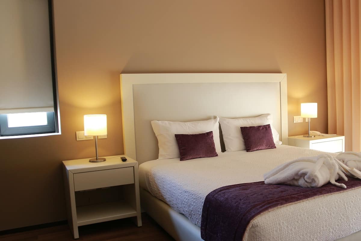 1 kamar tidur, minibar, brankas, dan meja kerja