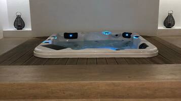 Indoor spa tub