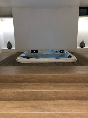 Indoor spa tub