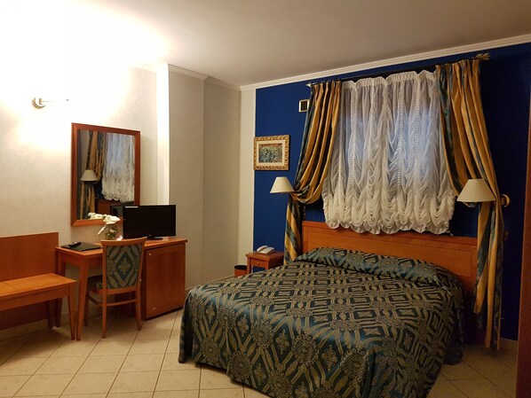 Triple Room, Sea View | Premium bedding, minibar, in-room safe, desk - Hotel Ristorante Rinelli (Margherita di Savoia)