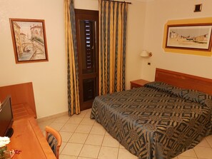 Standard-Doppel- oder -Zweibettzimmer, Meerblick | Hochwertige Bettwaren, Minibar, Zimmersafe, Schreibtisch